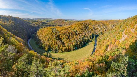 Panoramatický výhled do údolí řeky Jihlava z přírodní rezervace Pod Havranem