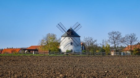 Větrný mlýn v obci Lesná