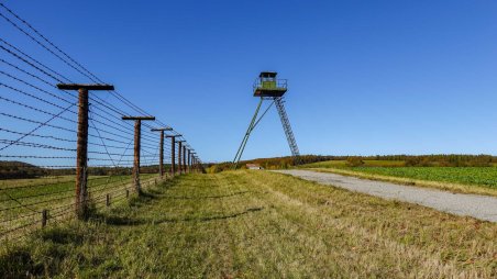 Pohraniční zátarasy a bývalá strážní věz v památníku železné opony u obce Čížov