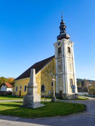 Kostel sv. Jiljí s křížem a pomník obětem 1. světové války v obci Číměř