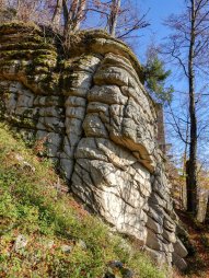 Skalní masiv Templářská stěna v přírodní rezervaci Štamberk a kamenné moře