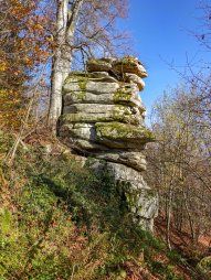 Skalní věž Strážce v přírodní rezervaci Štamberk a kamenné moře