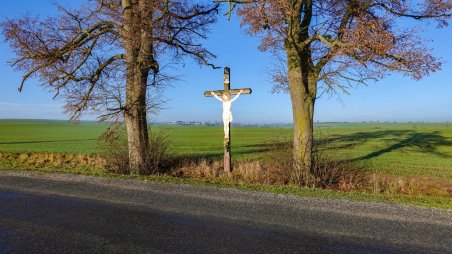 Kříž u silnice mezi městem Jaroměřice nad Rokytou a obcí Ohrazenice