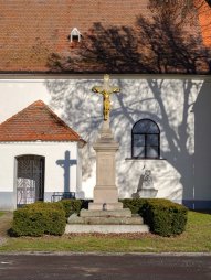 Kříž u kostela sv. Jiří v obci Štítary