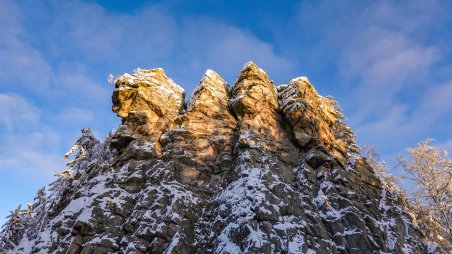 Skalní věž Paličatá v lezecké oblasti Čtyři palice na vrcholu kopce Čtyřpaličaté skály (732)