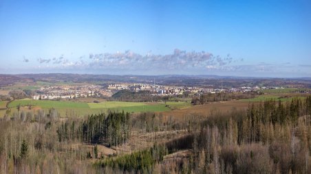 Panoramatický výhled na město Třebíč severovýchodní směrem z rozhledny na Pekelném kopci