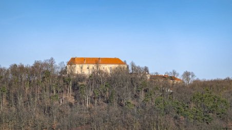 Výhled na zámek Sádek severním směrem z kopce nad obcí Loukovice
