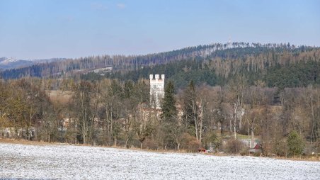 Výhled na věž zámku Český Rudolec od hřbitova