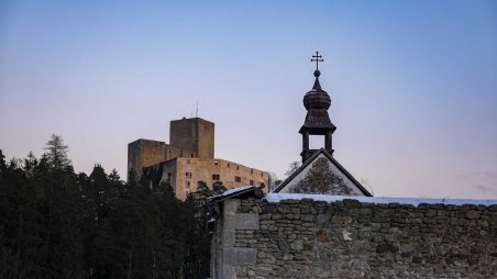 Hrad Landštejn nad kostelem sv. Jana Křtitele a zbytky hradu Pomezí (Markl)