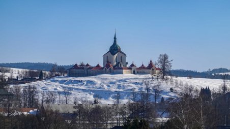 Výhled na poutní kostel sv. Jana Nepomuckého na Zelené hoře nad Žďárem nad Sázavou od severozápadu