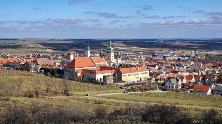 Výhled na dominikánský klášter s kostelem ve městě Retz (Reteč) z úbočí kopce Gollitsch