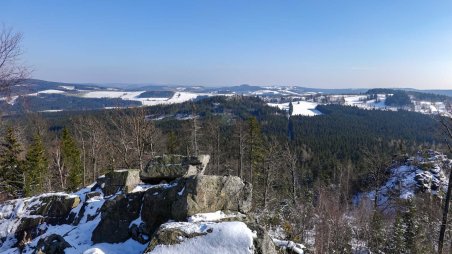 Výhled jihovýchodním směrem ze skalní věže Zubří skála na vrcholu kopce Malinská skála (813)