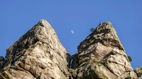 Měsíc nad skalní věží Paličatá v lezeckém sektoru Čtyři palice na vrcholu kopce Čtyřpaličaté skály (732)