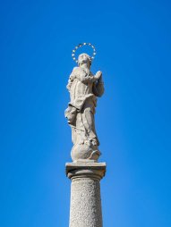Socha P. Marie Immaculaty nad kašnou na náměstí Míru ve městě Slavonice