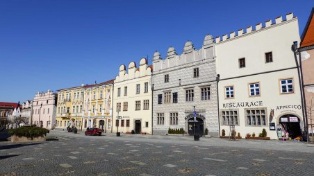 Štítové domy na náměstí Míru ve městě Slavonice