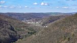 ZOBRAZIT fotky proběhlé akce:
Běh 50 km: Národní park Podyjí
Proběhnutí národním parkem Podyjí kolem obelisku nad Ledovými slujemi do rakouského městečka Hardegg, poté údolím řeky Dyje tvořící státní hranici na vyhlídku Überstieg nedaleko hradu Kaja a večerní návrat přes obec Hnanice a Lukov zpátky do Čížova.