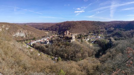 Panoramatický výhled východním směrem na městečko Hardegg z vrcholu kopce Max-Plateau (417)