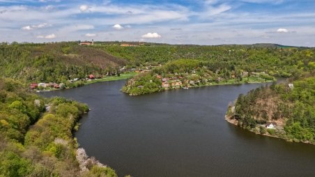 Výhled na Bítovský most přes Vranovskou přehradu od předsunuté bašty zříceniny hradu Cornštejn