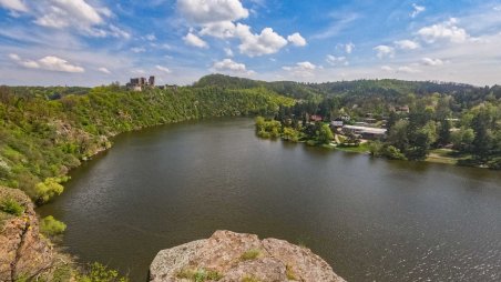 Výhled na zříceninu hradu Cornštejn a rekreační oblast Chmelnice na Vranovské přehradě z Výří skály