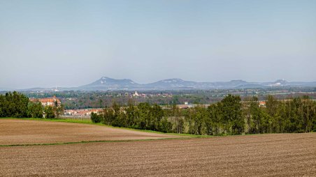 Panoramatický výhled na zámek Jaroslavice a Pavlovské vrchy na Pálavě z česko-rakouské státní hranice
