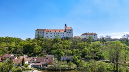 Výhled jihovýchodním směrem na starý zámek Jevišovice