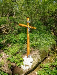 Dřevěný kříž nad cestou u řeky Jevišovka