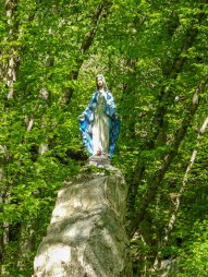 Socha Panny Marie na skále nad cestou u řeky Jevišovka