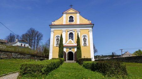 Kostel sv. Kříže v obci Sněžné