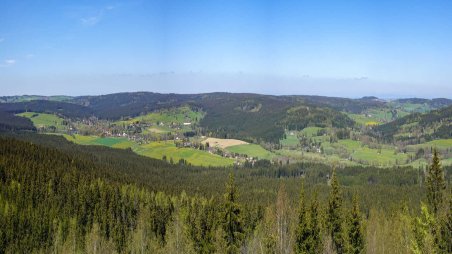 Panoramatický výhled do údolí řeky Svratka severovýchodním směrem z vrcholu skalní věže Zubří skála na kopci Malinská skála (813)