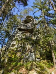 Skalní věž Poradní skála v lezecké oblasti Velké (Milovské) perničky