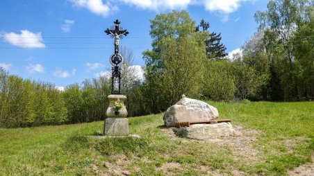 Kříž s posezením u cesty ke kostelu sv. Jáchyma nad obcí Dobrá Voda