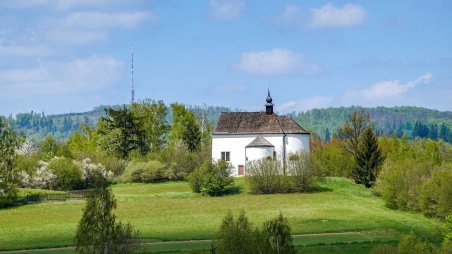 Výhled na Javořici a Kostel sv. Jáchyma nad obcí Dobrá Voda