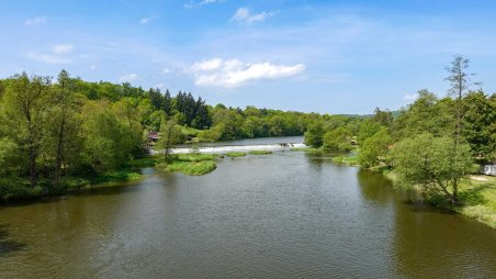 Řeka Berounka nad obcí Zvíkovec