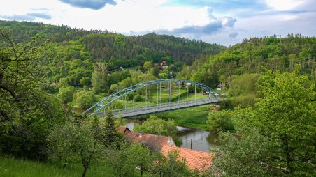 Výhled na silniční most přes řeku Berounka pod obcí Skryje