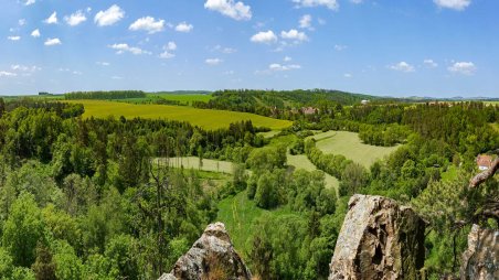 Panoramatický výhled z přírodní rezervace Suché skály