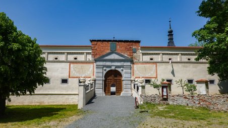 Vstupní brána do zámku Uherčice
