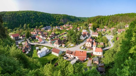 Panoramatický výhled na obec Podhradí nad Dyjí ze zříceniny hradu Frejštejn