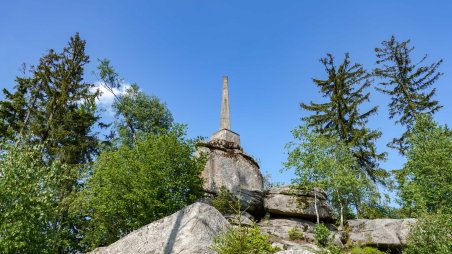 Triangulační bod na vrcholu kopce Vysoký kámen (738) - Nejvyšší bod České Kanady