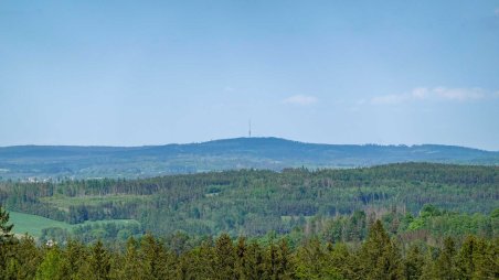 Výhled na kopec Javořice severním směrem z vrcholu kopce Vysoký kámen (738)