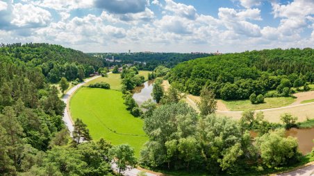 Panoramatický výhled do údolí řeky Thaya (Dyje) na město Drosendorf (Drozdovice) ze skály Julienhöhe