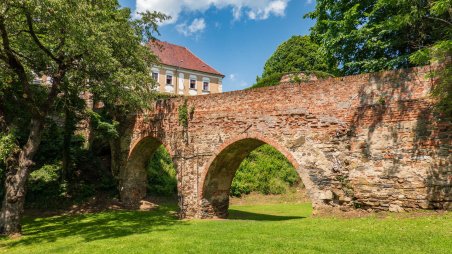 Kamenný viadukt k zámku ve městě Drosendorf (Drozdovice)