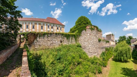 Panoramatický pohled na zámek a hradby města Drosendorf (Drozdovice)