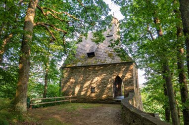 Klingerovo mauzoleum nad údolím řeky Thaya (Dyje) nad zříceninou hradu Kollmitz (Chlumec)
