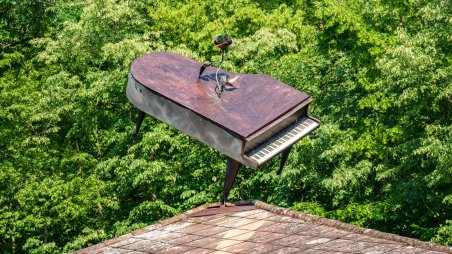 Klavír na střeše zámečku Lubo v obci Podhradí nad Dyjí