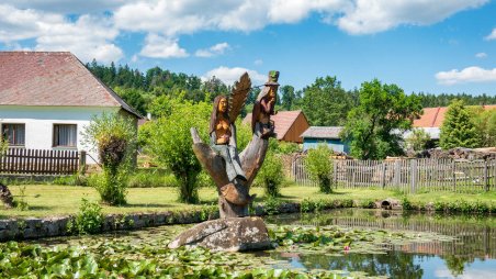 Dřevěné sochy vodníků v obci Lhotka