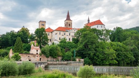 Sázavský klášter a kostel sv. Prokopa nad řekou Sázava ve městě Sázava