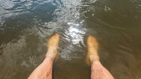 Chlazení nohou v řece Sázava ve městě Sázava
