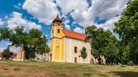 Kostel sv. Petra a Pavla ve městě Miroslav