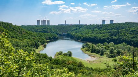 Výhled na chladící věže jaderné elektrárny Dukovany a čerpací stanici Jihlava na vodní nádrži Mohelno