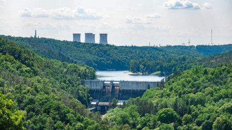 Výhled na Jadernou elektrárnu Dukovany a vodní nádrž Mohelno z národní přírodní rezervace Mohelenská hadcová step